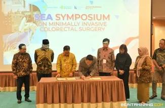 Gubernur Sumatera Barat (Sumbar), Mahyeldi Ansharullah, saat membuka ASEAN Center of Excellence (CoE) Program and Symposium: Minimal Invasive Colorectal Surgery di RSUP Dr. M. Djamil Padang, Sabtu (6/6/2026). Foto: Adpim Sumbar