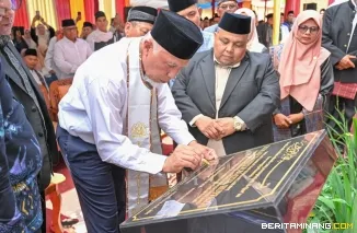 Gubernur Sumatera Barat (Sumbar), Mahyeldi Ansharullah ketika meresmikan Rumah Tahfiz Baitul Huffazh di Jorong Padang Kunyik, Nagari Bungo Tanjung, Kecamatan Batipuh, Kabupaten Tanah Datar, Senin (1/6/2026). Foto: Adpim Sumbar