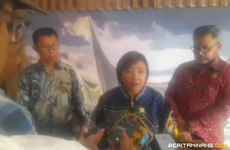 Ketua Komisi Nasional Hak Asasi Manusia (Komnas HAM) RI Anis Hidayah, SH, MH ketika diwawancari wartawan usai pembekalan KKN bagi ribuan mahasiswa UNP, Rabu (3/06/2026) di Auditorium kampus UNP Air Tawar Padang. Foto:Rokcalva/BeritaMinang