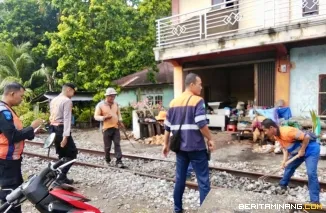 Pada Senin (8/6), KAI Divre II Sumbar bersama stakeholder terkait melaksanakan penutupan tiga perlintasan liar yang berada di lintas Lubuk Alung Padang Pariaman. Foto: Humas KAI Divre II Sumbar