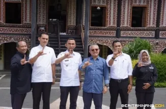 Kepala Perpustakaan Nasional (Perpusnas) Republik Indonesia Endang Aminudin Aziz saat mengunjungi Museum Bustanul Arifin yang berada di kawasan PDIKM, Rabu (3/6/2026). Foto: Kominfo Padang Panjang