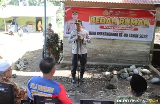 Kapolres Pasaman Barat AKBP Agung Tribawanto, S.I.K., melaksanakan peletakan batu pertama program bedah rumah milik Nenek Kartini (80), warga kurang mampu di Kampung Paju Anggang, Kinali. (9/6).foto : h