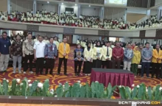Ketua komisi Nasional Hak Asasi Manusia (Komnas HAM RI) Anis Hidayah, SH, MH dan Rektor UNP Ir. Krismadinata, Ph.D foto bersama dengan mahasiswa KKN UNP di Auditorium, Rabu (3/6/2026). Foto:  Almudasir