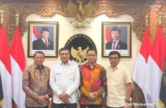 Menko Polkam Jenderal TNI (Purawirawan) Djamari Chaniago saat menerima Rektor UNP Ir. Krismadinata, Ph.D dan mantan Rektor Prof. Ganefri, di Jalan Medan Merdeka Barat No.15, Jakarta Pusat, Selasa (9/6/2026). Foto: Dok/swapenacom