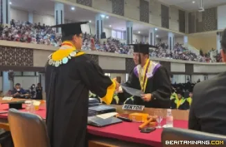 Rektor Universitas Negeri Padang mewisuda lulusan Doktor dan Magister dari FBS pada Selasa (30/6) di Auditorium Kampus UNP Air Tawar Padang.  Foto MR