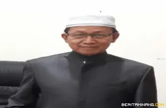 Prof. Dr. H. Muchlis Bahar Lc. M. Ag, guru besar UIN Imam Bonjol Padang khatib shalat Idul Adha, di lapangan Kantin Bukittinggi.