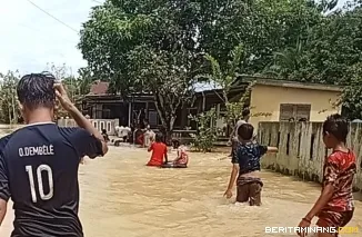 Kondisi banjir yang merendam permukiman warga di Kabupaten Langkat, Sumatera Utara, akibat hujan berintensitas tinggi, Senin (8/6/2026). Foto: BPBD Kabupaten Langkat