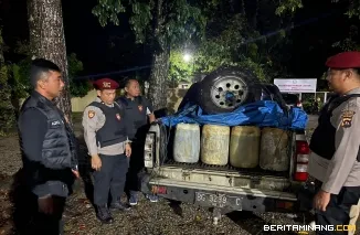 Tim Opsnal Unit Reaksi Cepat (URC) Satuan Reserse Kriminal (Satreskrim) Polres Pasaman Barat berhasil mengungkap dugaan tindak pidana penyalahgunaan bahan bakar minyak (BBM) bersubsidi jenis Bio Solar di wilayah Jorong Kajai. (15/6).Foto : d