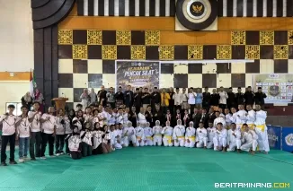 Foto bersama usai pembukaan Kejurna) Pencak Silat Rektor UNP Championship 2026 yang berlangsung di GOR Universitas Negeri Padang (UNP), Kampus Air Tawar, Padang, 25--28 Juni 2026. Foto: Humas KONI Sumbar