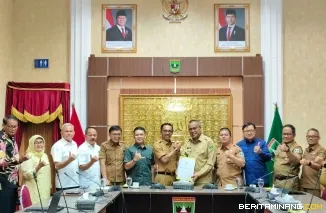 Sekretaris Daerah Provinsi Sumatera Barat (Sekdaprov Sumbar), Arry Yuswandi saat menerima audiensi Bupati Solok Selatan, Khairunas, di Ruang Rapat Istana Gubernuran, Padang, Selasa (9/6/2026). Foto: Adpim Sumbar