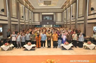 Gubernur Sumbar, Mahyeldi Ansharullah, saat melepas Project Management Officer (PMO) dan Business Assistant (BA) KDMP Sumbar di Aula Kantor Gubernur, Sabtu (6/6/2026). Foto: Adpim Sumbar