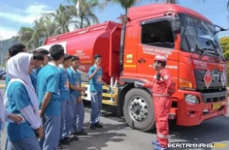 Siswa dan siswi SMAN 11 Padang sedang memperhatikan penjelasan terkait blind spot di kendaraan besar. Foto: Ist.