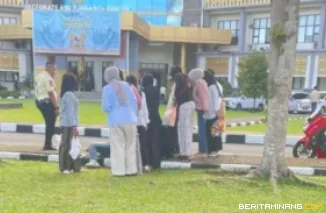 Suasana di depan Rektorat UNP saat insiden peluru nyasar atau rekoset, Selasa tanggal 2 Juni 2026 sekitar pukul 5 sore. Foto: Ist/ganto.co