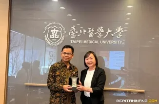 Rektor UNP, Ir. Krismadinata, S.T., M.T., Ph.D. saat berada di Taipei Medical University (TMU), Taiwan. Foto: Humas UNP