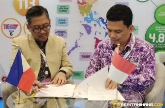 Dr. rer. nat. Deski Beri, S.Si., M.Si., Wakil Rektor Bidang Perencanaan, Kerja Sama, dan Hubungan Internasional UNP (Kanan) saat menandatangani MoU dengan Philippine College of Science and Technology (Foto: Haris Satria/ Kantor Komunikasi dan Pemasaran St
