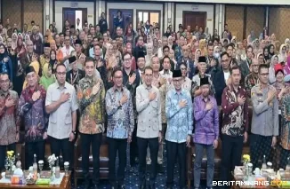 Foto bersama peserta seminar internasional di Balai Sidang Hatta Masih dalam rangka peringatan Satu Abad Jam Gadang,Sabtu, (20/06