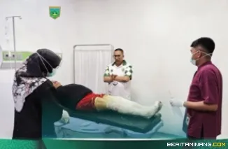 Wali Kota Hendri Arnis bersama Wakil Wali Kota Allex Saputra dan jajaran langsung turun meninjau lokasi kebakaran sekaligus melihat kondisi korban di rumah sakit. Foto: Kominfo Padang Panjang