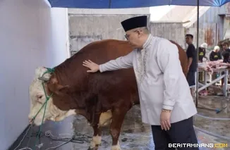 Wali Kota Hendri Arnis serahkan Bantuan Kemasyarakatan Presiden Republik Indonesia ke Masjid Muhammad Noer, Kelurahan Tanah Hitam, Kecamatan Padang Panjang Barat, Kamis (28/5/2026). Foto: Kominfo Padang Panjang