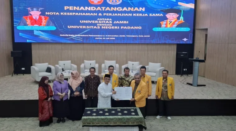 Kegiatan penandatanganan perpanjangan Perjanjian Kerja Sama pada Jumat (2/7) bertempat di Graha Singedekane Gedung Pascasarjana Kampus Telanaipura, Jambi. Foto MR.