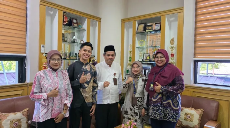 Dekan FBS Universitas Negeri Padang melepas keberangkatan dosen dan mahasiswa untuk kegiatan Indonesia di Thailand. Foto MR.