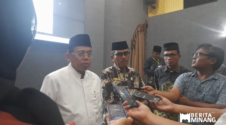 Ketua PWNU Sumatera Barat (Sumbar) Prof.H. Ganefri, Ph.D (baju putih) ketika diwawancari wartawan. Foto: BeritaMinang