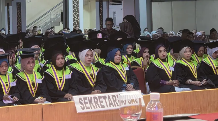 Pada Upacara Wisuda Universitas Negeri Padang periode ke-143 pada hari kedua, Rabu (1/7), mewisuda sebanyak 316 Sarjana di Auditorium Kampus UNP Air Tawar Padang. Foto MR