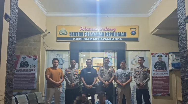 Tim Opsnal Polsek Pasaman yang dipimpin Kanit Reskrim Polsek Pasaman, berhasil mengamankan dua orang terduga pelaku pungli berinisial TR (28) dan DR (26) di dekat gerbang masuk Objek Wisata Pohon Seribu Pantai Sasak ( 7/7). Foto : h
