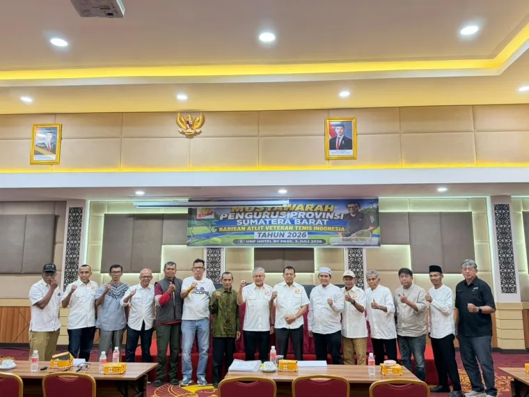 Prof. Ganefri, Ph.D. bersama pengurus lainnya dalam Musyawarah Provinsi (Musprov) Barisan Atlet Veteran Tenis Indonesia (BAVETI) Provinsi Sumatera Barat. Foto:Humas BAVETI