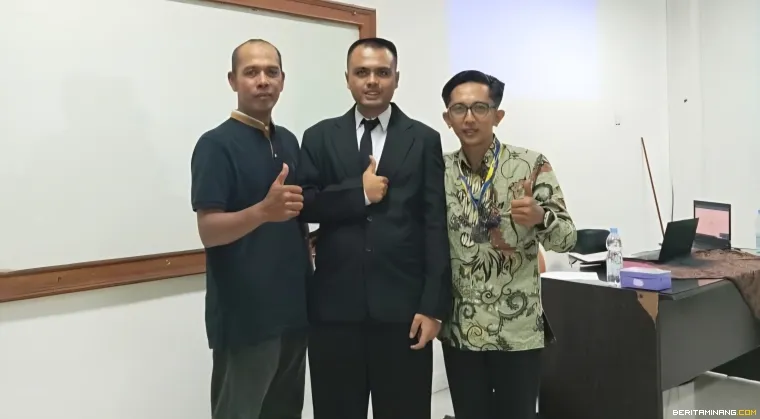 Muhamad Rafi Iman Widyanto setelah menyelesaikan ujian skripsi.