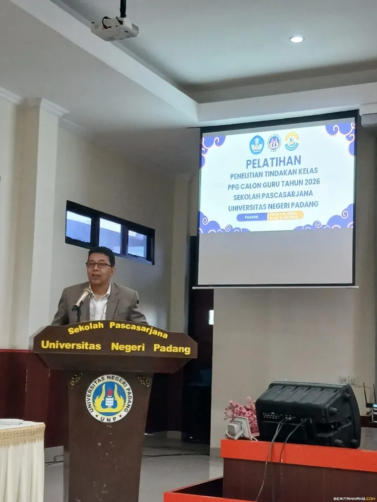 Salah seorang nara sumber sedang menyampaikan materi.