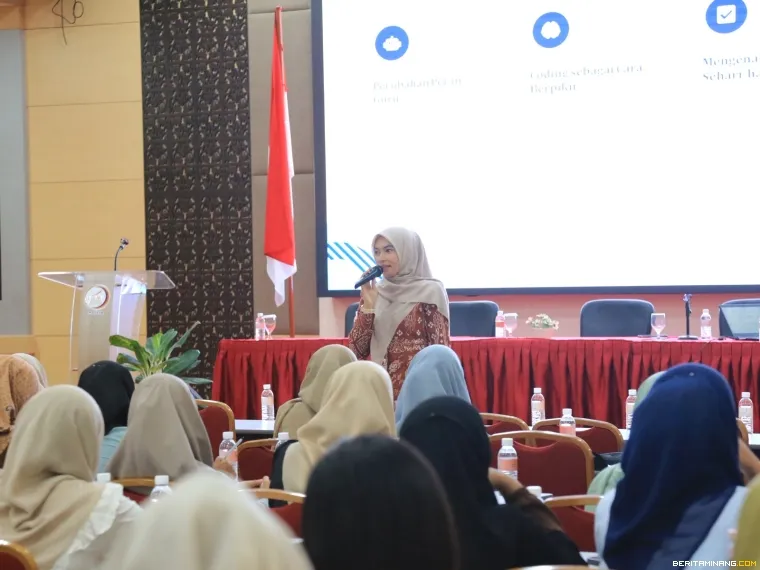 Narasumber berikan materi coding.