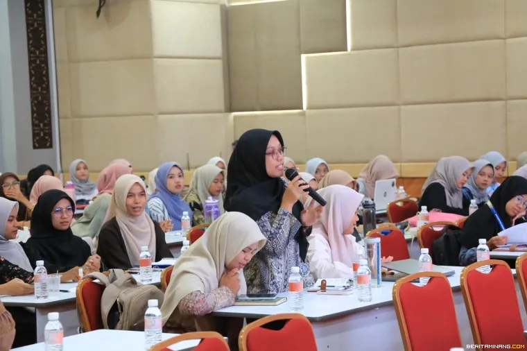 Salah seorang mahasiswa sedang bertanya.  