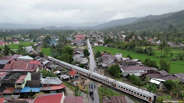 Kereta Api lagi melintas.