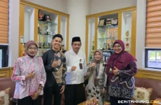 Dekan FBS Universitas Negeri Padang melepas keberangkatan dosen dan mahasiswa untuk kegiatan Indonesia di Thailand. Foto MR.