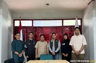 Ketua KONI Sumbar, Hamdanus saat melepas dua atlet binaannya yang mendapat panggilan mengikuti pemusatan latihan nasional (pelatnas) di Kantor KONI Sumbar, Jumat (10/7/2026) sore. Foto: Humas KONI Sumbar