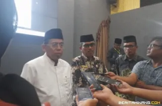 Ketua PWNU Sumatera Barat (Sumbar) Prof.H. Ganefri, Ph.D (baju putih) ketika diwawancari wartawan. Foto: BeritaMinang