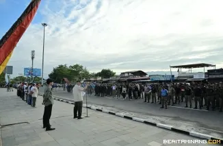 Gubernur Mahyeldi saat menghadiri Gerakan Indonesia Asri (ASRI) Tahun 2026 di Lapangan Pantai Purus Cimpago, Kota Padang, Jumat (10/7/2026). Foto: Biro Adpim Sumbar