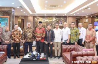 Gubernur Sumatera Barat (Sumbar), Mahyeldi Ansharullah ketika melakukan audiensi dengan Menteri Koordinator Bidang Perekonomian Republik Indonesia, Airlangga Hartarto, di Gedung Ali Wardhana, Jakarta, Rabu (22/7/2026). Foto: Biro Adpim Sumbar