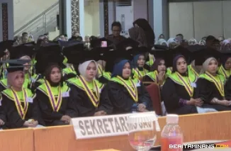 Pada Upacara Wisuda Universitas Negeri Padang periode ke-143 pada hari kedua, Rabu (1/7), mewisuda sebanyak 316 Sarjana di Auditorium Kampus UNP Air Tawar Padang. Foto MR
