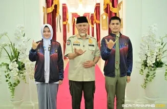Gubernur Sumatera Barat (Sumbar), Mahyeldi Ansharullah bersama kedua calon anggota Paskibraka Nasional asal Sumbar di Istana Gubernuran, Padang, Jumat (10/7/2026). Foto: Biro Adpim Sumbar