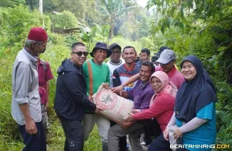 Jalan Sehat ke Manyolok, Pemko Padang Panjang Serahkan Semen untuk Dukung Infrastruktur Wisata