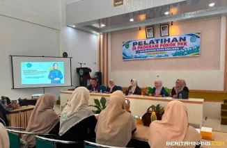 Ketua TP PKK Kota Padang Panjang, Ny. Maria Feronika Hendri Arnis,saat menjadi narasumber pada Pelatihan 10 Program Pokok PKK di Aula Kantor Camat Padang Panjang Timur, Kamis (16/7/2026). Foto: Kominfo Padang Panjang
