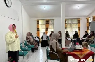 Ketua Tim Penggerak PKK Kota Padang Panjang, Ny. Maria Feronika Hendri saat menjadi narasumber pada Sosialisasi Peranan PKK dalam Penanganan dan Pencegahan Stunting di Aula Kelurahan Koto Katik, Senin (29/6/2026). Foto: Kominfo Padang Panjang