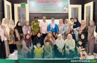 Ketua TP PKK Kota Padang Panjang Ny. Maria Feronika saat menjadi narasumber pada sosialisasi pencegahan stunting dan pola asuh anak di Aula Kelurahan Koto Katik, Ahad (28/6/2026). Foto: Kominfo Padang Panjang