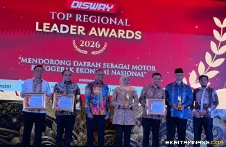 Gubernur Sumbar, Mahyeldi Ansharullah foto betsama peraih penghargaan Disway Top Regional Leader Awards 2026 di Hotel JW Marriott Jakarta, Kamis (11/6/2026). Foto-Foto: Adpim Sumbar