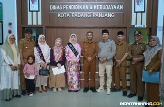 Wawako Padang Panjang Alex Saputra dan Bunda PAUD Ny. Maria Hendri ketika berada di Dinas Pendidikan Padang Panjang. Foto: Kominfo Padang Panjang