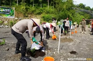 Suasana penanaman 500 bibit pohon yang dilaksanakan Pemerintah Kota bersama Polres Padang Panjang di kawasan Jembatan Kembar Silaing Bawah, Kamis (25/6/2026). Foto: Kominfo Padang Panjang