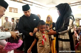 Pemko Padang Panjang dan Baznas Salurkan 597 Paket Seragam Sekolah Gratis  Siswa Baru