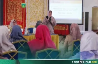 Bunda PAUD Kota, Ny. Maria Feronika dalam Rapat Kerja Kelompok Kerja (Pokja) Bunda PAUD Kota Padang Panjang di Aula Dinas Pendidikan dan Kebudayaan, Rabu (17/6/2026). Foto: Kominfo Padang Panjang