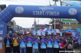 Foto bersama RunKraf 2026 di Simpang Empat Pasar Pusat Padang Panjang, Ahad (5/7/2026). Foto: Kominfo Padang Panjang